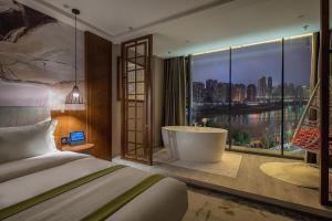 1 dormitorio con bañera y ventana grande en Xiangsu Boang Hotel, en Chongqing 183 fotos más