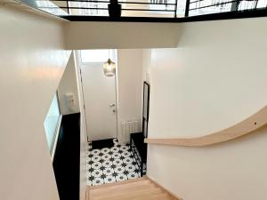 vista dalla parte superiore di una casa con scala di Atelier Louis & Cie - Appartement classé 4 étoiles - 5 à 6 pers a Le Puy en Velay Altre 30 foto