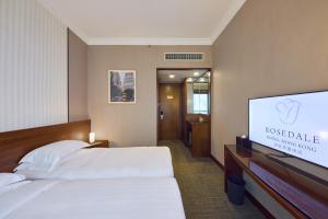 Un pat sau paturi într-o cameră la Rosedale Hotel Hong Kong
