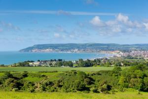 Una vista de la costa de una ciudad y el océano. en Lovely Chalet In The Isle Of Wight, Sleeps 6 Ref 97009S, en Sandown