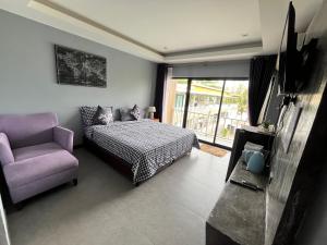 Televisyen dan/atau pusat hiburan di Tharadol Beach Resort