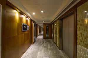 Un televizor și/sau centru de divertisment la Rosedale Hotel Hong Kong