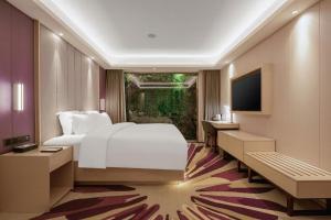 a hotel room with a bed and a television at Lavande Hotel Changsha West Jiefang Road Furong Plaza in Changsha