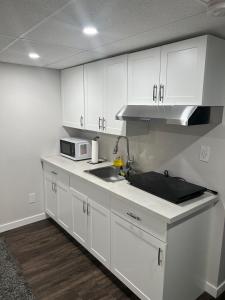 Kuchyň nebo kuchyňský kout v ubytování Guest suite in Transcona