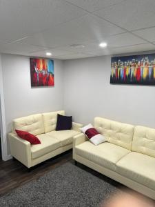 Χώρος καθιστικού στο Guest suite in Transcona