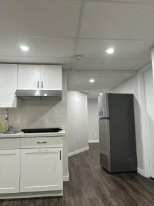Η κουζίνα ή μικρή κουζίνα στο Guest suite in Transcona