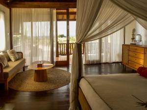 une chambre avec un lit, un canapé et une table dans l'établissement Anna Villas by Sumba-Beach, à Memboro