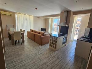 TV a/nebo společenská místnost v ubytování Sineva Apartments