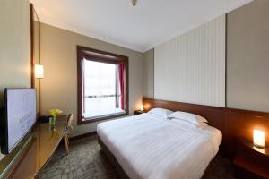 Un pat sau paturi într-o cameră la Rosedale Hotel Hong Kong