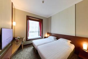 Un pat sau paturi într-o cameră la Rosedale Hotel Hong Kong