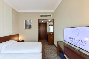 Un pat sau paturi într-o cameră la Rosedale Hotel Hong Kong