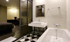 金海市Gimhae Browndot Hotel Waterpark的带水槽和浴缸的浴室 更多17张照片