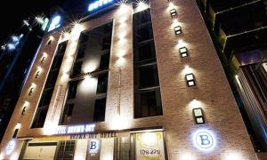 金海市Gimhae Browndot Hotel Waterpark的建筑前方灯火通明