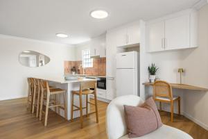 Kuchyň nebo kuchyňský kout v ubytování Bright 2-Bed Apartment with Stunning Ocean Views