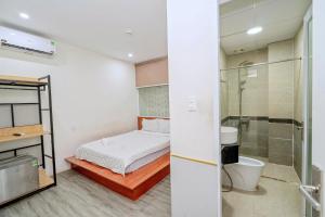 - une chambre avec un lit, une douche et des toilettes dans l'établissement Khách sạn Hoàng Bách, à Vung Tau