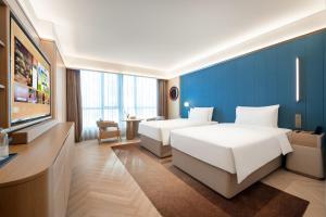 Uma cama ou camas num quarto em 西安高新锦业路桔子水晶酒店
