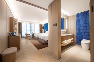 Uma cama ou camas num quarto em 西安高新锦业路桔子水晶酒店