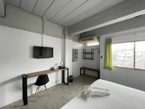 Телевизор и/или развлекательный центр в Thai Hotel Krabi
