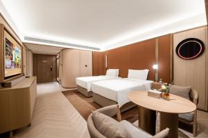 Uma cama ou camas num quarto em 西安高新锦业路桔子水晶酒店