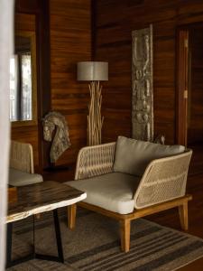 un salon avec un canapé et une table dans l'établissement Anna Villas by Sumba-Beach, à Memboro