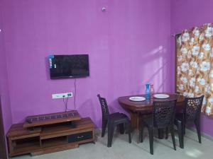 TV a/nebo společenská místnost v ubytování Chillaxx Retreat