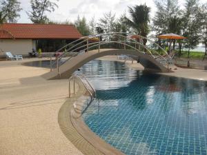 Paradis villa C8 في كو خو خاو: جسر معدني فوق حوض سباحة مع جسر فوق الماء