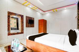 Postel nebo postele na pokoji v ubytování Super Hotel O Serampore Railway Station Formerly Rupashi Guest House + 22 fotografií