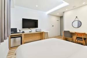 TV a/nebo společenská místnost v ubytování Sloth Hotel Busan Seomyeon