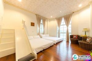 Un pat sau paturi într-o cameră la Beauty Monroe B&B