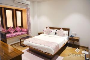 سرير أو أسرّة في غرفة في Hotel Chandrangan Excellency,Jaisalmer