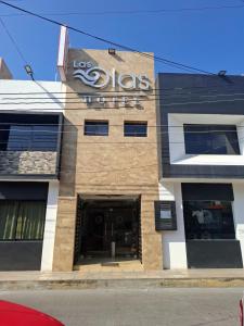 パライソにあるHotel LAS OLASの側面に看板がある建物