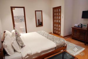 سرير أو أسرّة في غرفة في Hotel Chandrangan Excellency,Jaisalmer