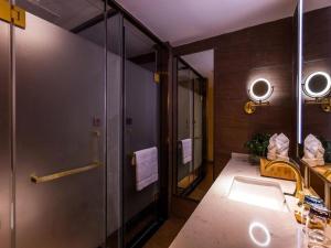 a bathroom with a sink and a mirror at James Joyce Coffetel Xi'an Zhonglou Xiaonanmen Food Street in Xi'an +187 photos