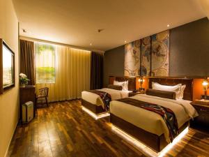a hotel room with two beds in a room at James Joyce Coffetel Xi'an Zhonglou Xiaonanmen Food Street in Xi'an