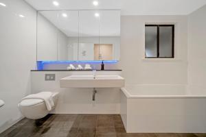 Kenny HillSunny Pool Access Home for Family的带水槽和马桶的白色浴室