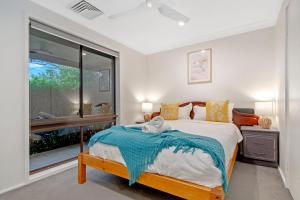 Sunny Pool Access Home for Family客房内的一张或多张床位