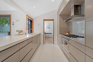 Sunny Pool Access Home for Family的厨房或小厨房
