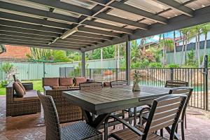 Sunny Pool Access Home for Family的庭院或其他户外区域