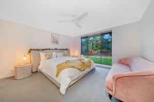 Sunny Pool Access Home for Family客房内的一张或多张床位