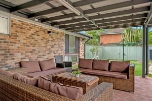 Sunny Pool Access Home for Family的休息区