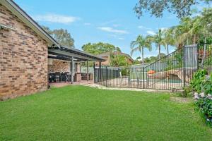 Sunny Pool Access Home for Family外面的花园