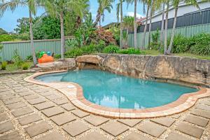 Kenny HillSunny Pool Access Home for Family的周围有石墙的小型游泳池