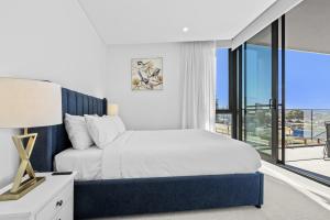 Katil atau katil-katil dalam bilik di Stylish 2-Bed Apartment with Rooftop BBQ Access