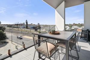Balkoni atau teres di Stylish 2-Bed Apartment with Rooftop BBQ Access +38 gambar