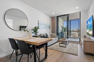 Sala de estar con mesa de comedor y espejo en Charming 1-Bed with Rooftop Access & Parking, en North Fremantle 29 fotos más