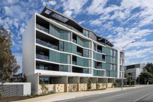 un edificio de apartamentos en una calle en Cosmopolitan 1-Bed - Fremantle Beach Front, en North Fremantle