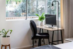 シドニーにあるRushcutters Bay Retreat with Balcony - New Listingの窓際の机に座ったパソコン