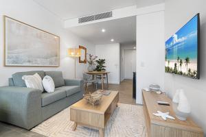 una sala de estar con un sofá y una mesa en Stylish Studio Near Fremantle Cafés and Beaches, en North Fremantle