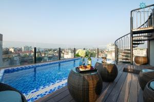 ハノイにあるSolare De Monte Hotel & Spaの建物内のバルコニー(スイミングプール付)
