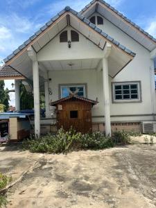 a house with a front porch with a door at Baan Pa Dee Si Sa Ket in Ban Dong Bang